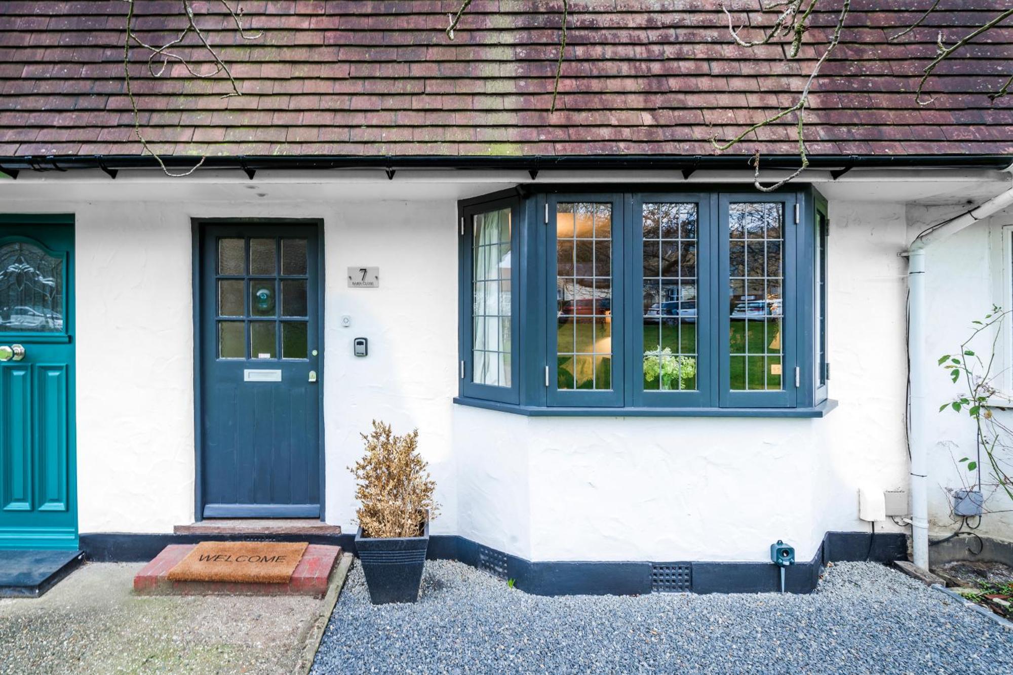 Cozy 3 Bedroom Terrace Cottage In Epsom Exteriör bild