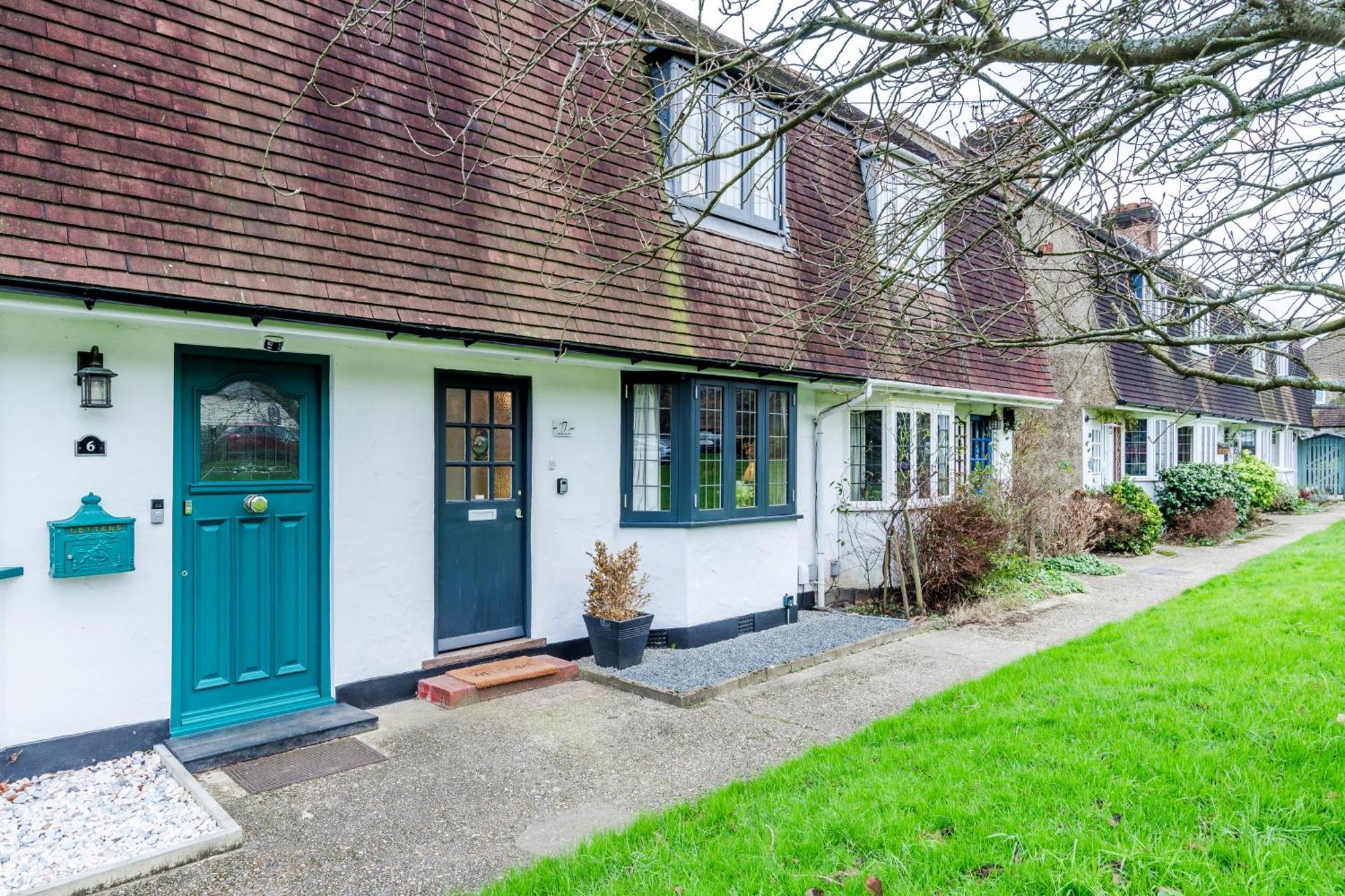 Cozy 3 Bedroom Terrace Cottage In Epsom Exteriör bild